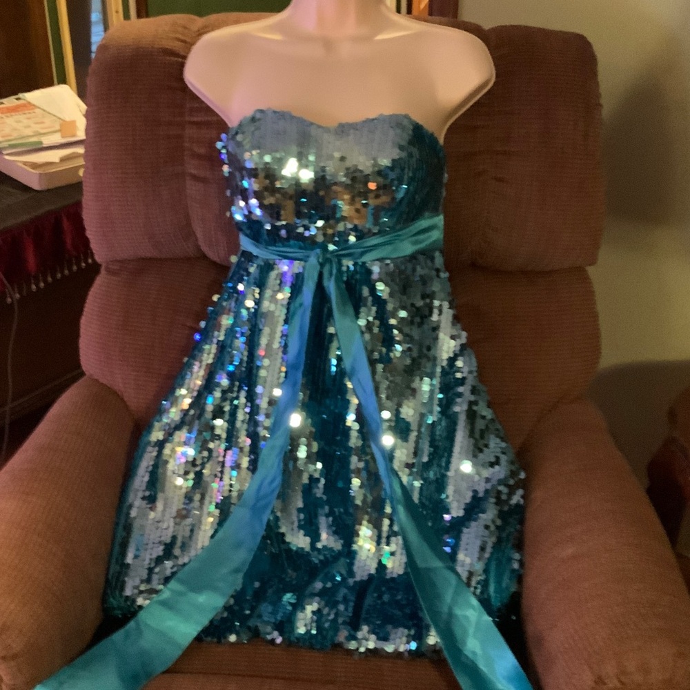 Elegant Strapless Sequin Dress in Blue